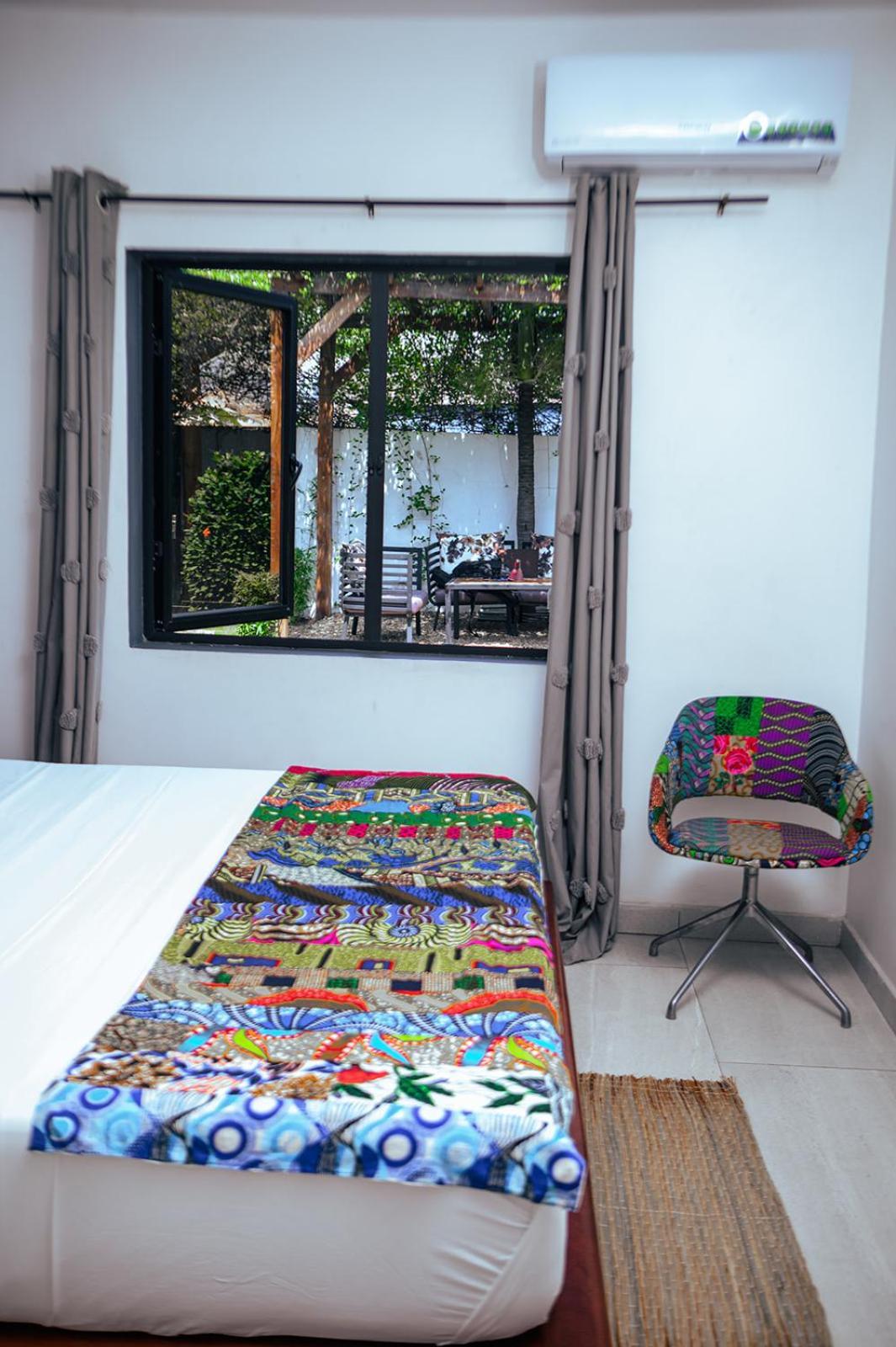 Ahome Guest House & Lounge 로메 외부 사진